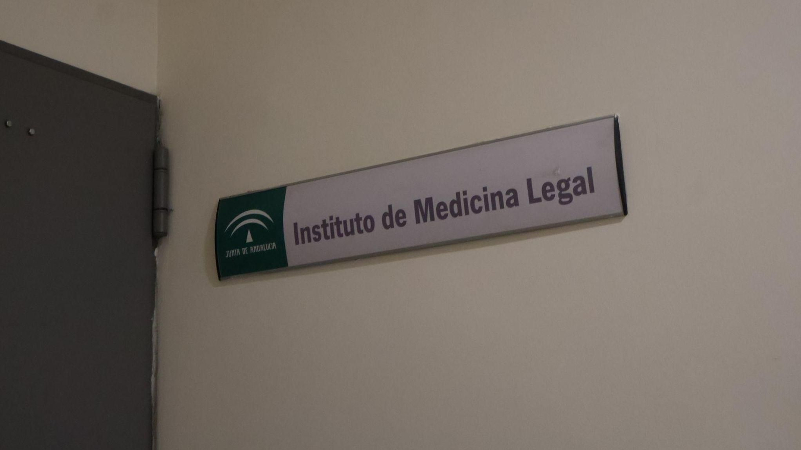 Una imagen de la entrada al Instituto de Medicina Legal.