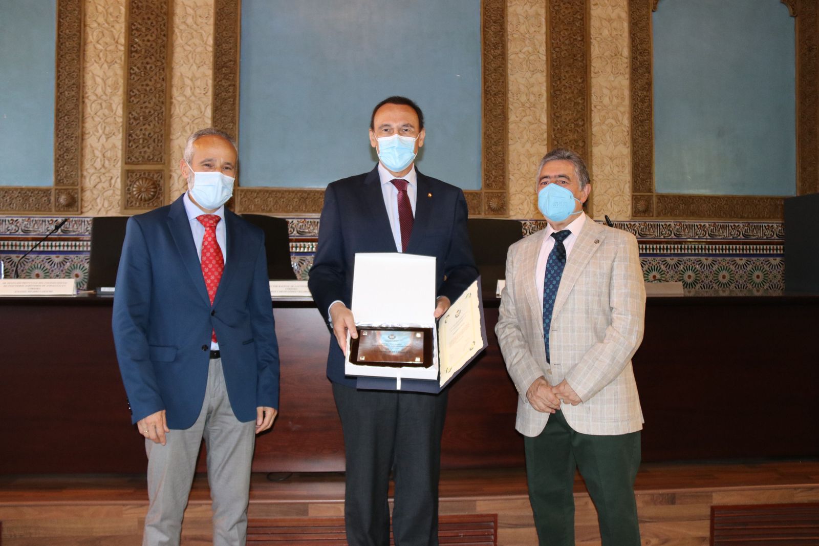 El rector recoge el premio de los Ingenieros Agrónomos.