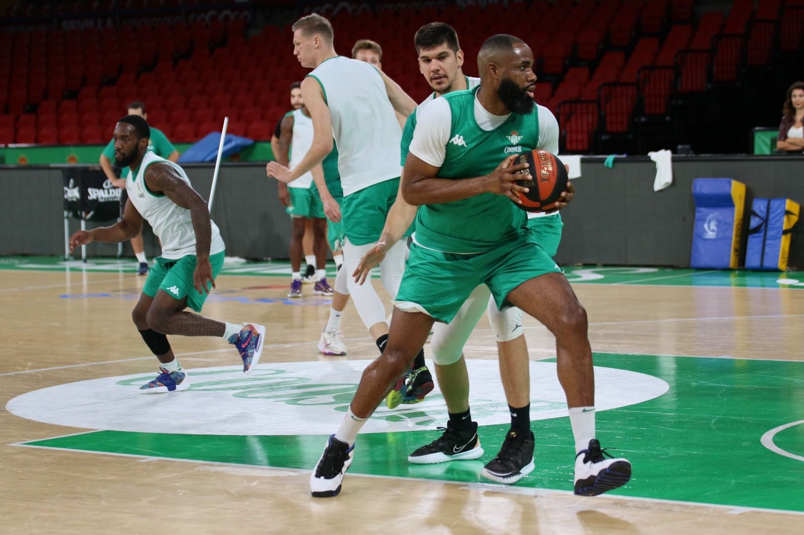 Agbelese trata de ganarle la posición a Marko Todorovic durante un entrenamiento.