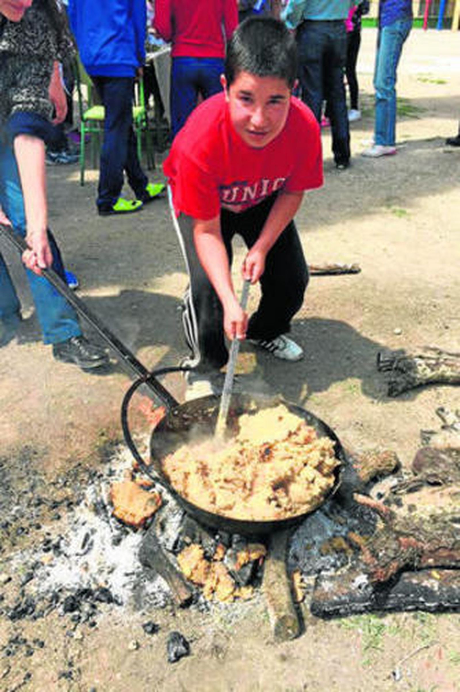 Uno de los alumnos cocinando en el 'Master Chef' de Montefrío.
