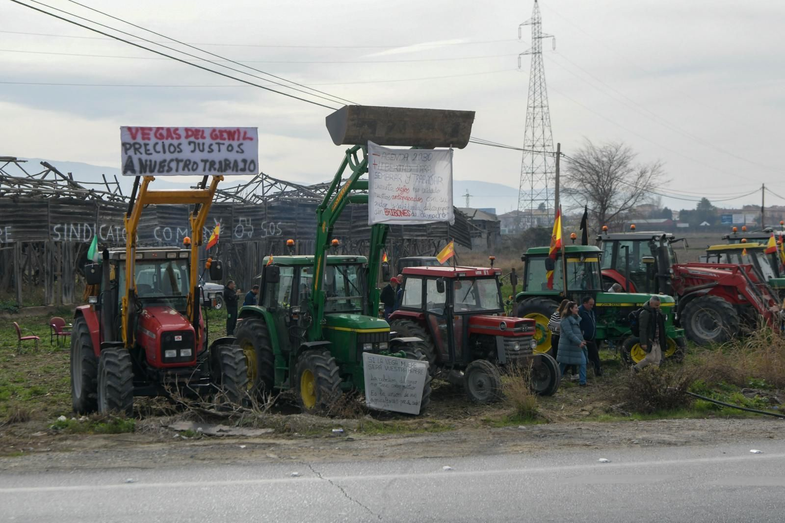 Tractores apostados en la rotonda de Purchil a Belicena