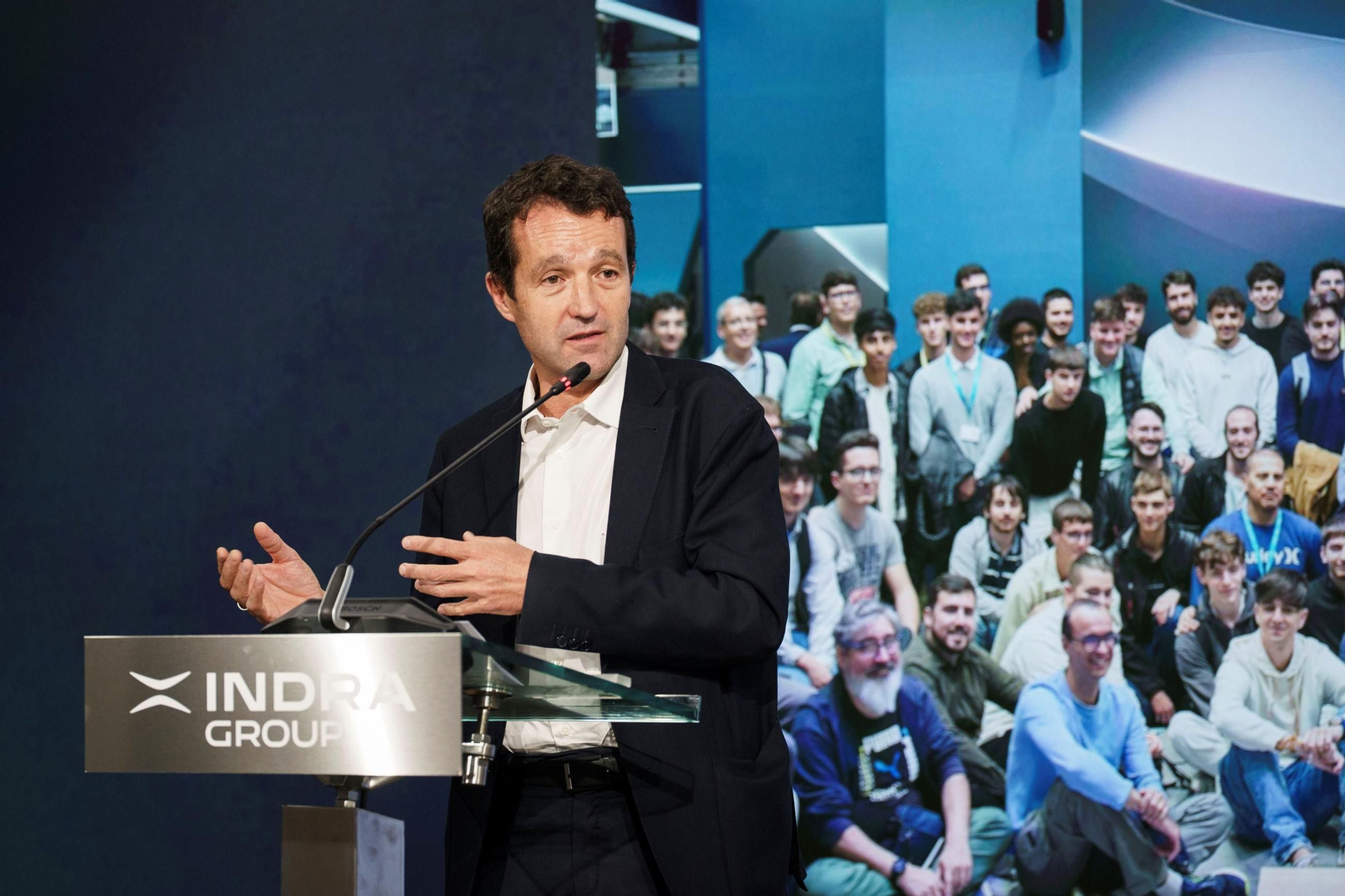 Ángel Escribano, presidente de Indra Group, durante el encuentro con centros de FP.