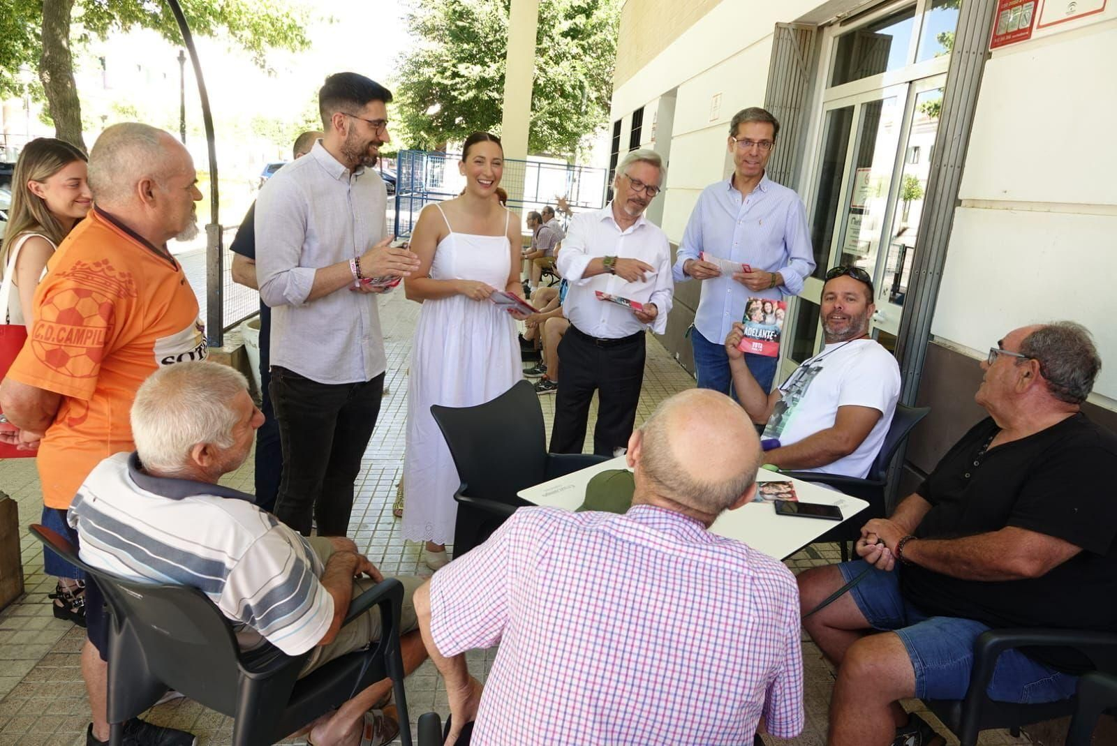 Mari Nieves Ramírez (centro) en Campillos.