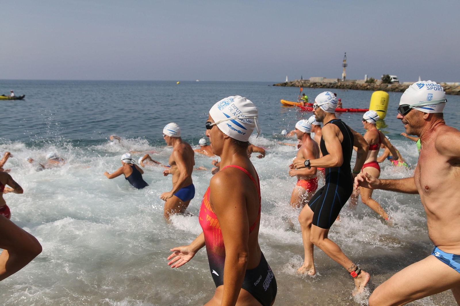 Las imágenes de la Travesía a Nado 'Ciudad de Almería - Carlos Tejada'