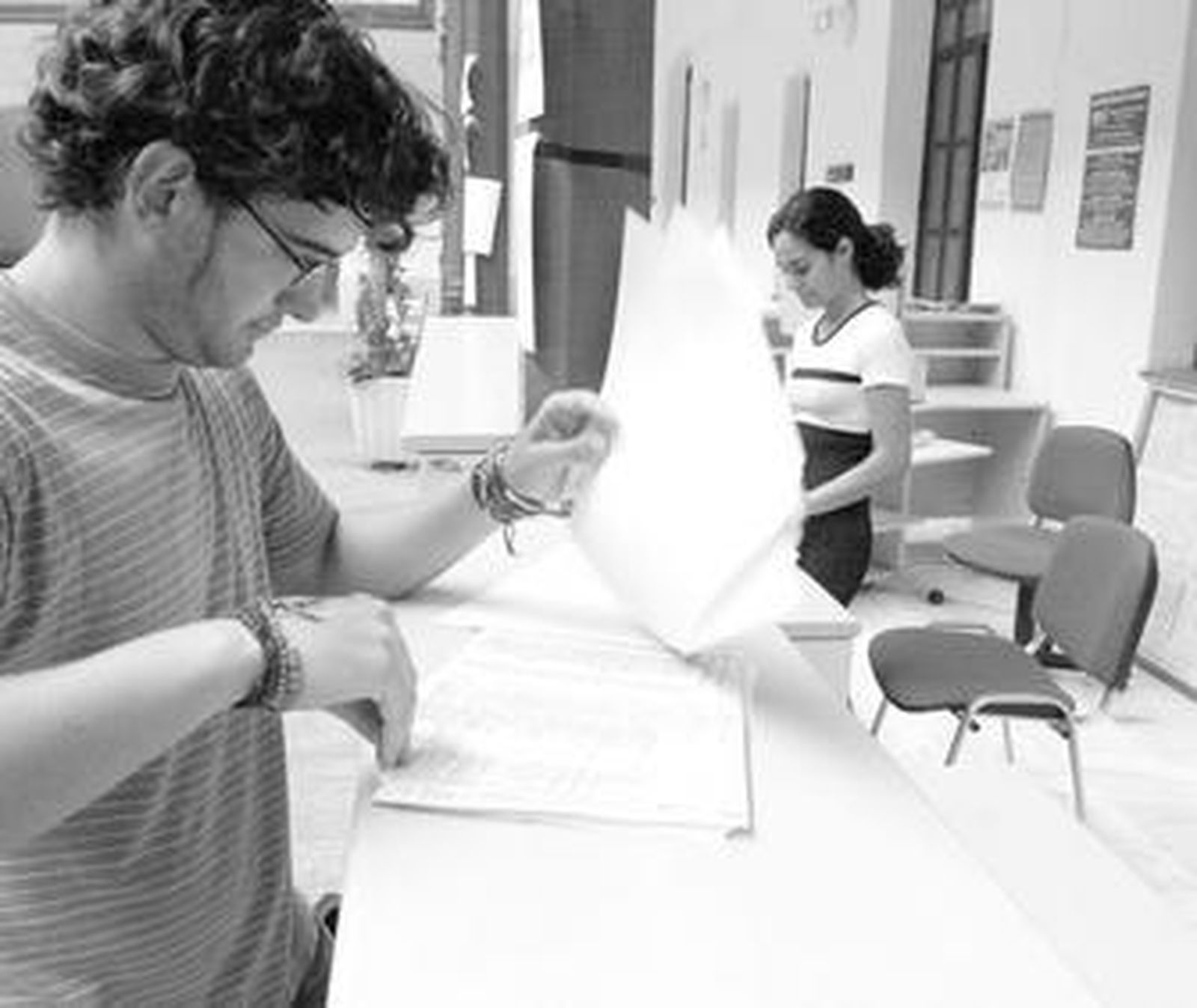 Un alumno consulta un listado en la Universidad.