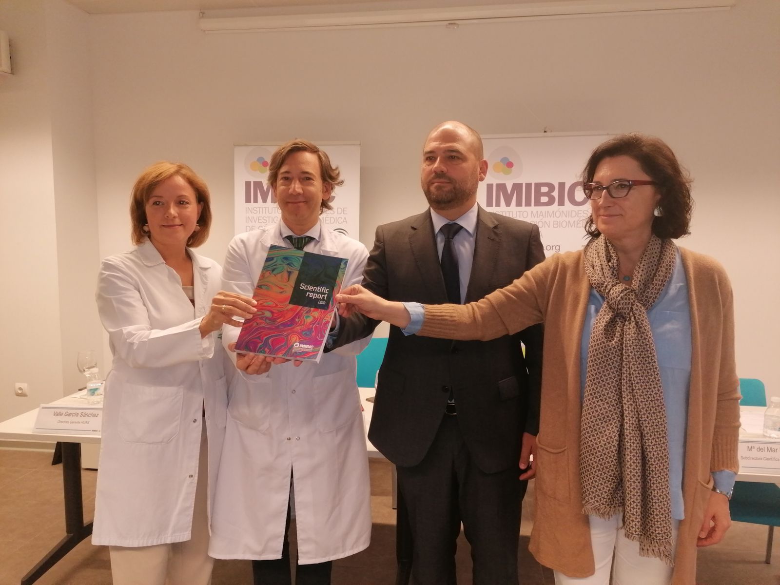 Dirigentes institucionales en la presentación de la memoria del Imibic.
