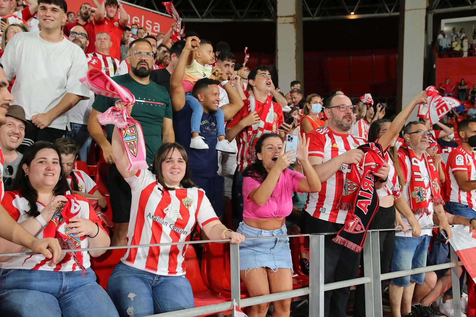 Las imágenes de la decepción de los aficionados del Almería