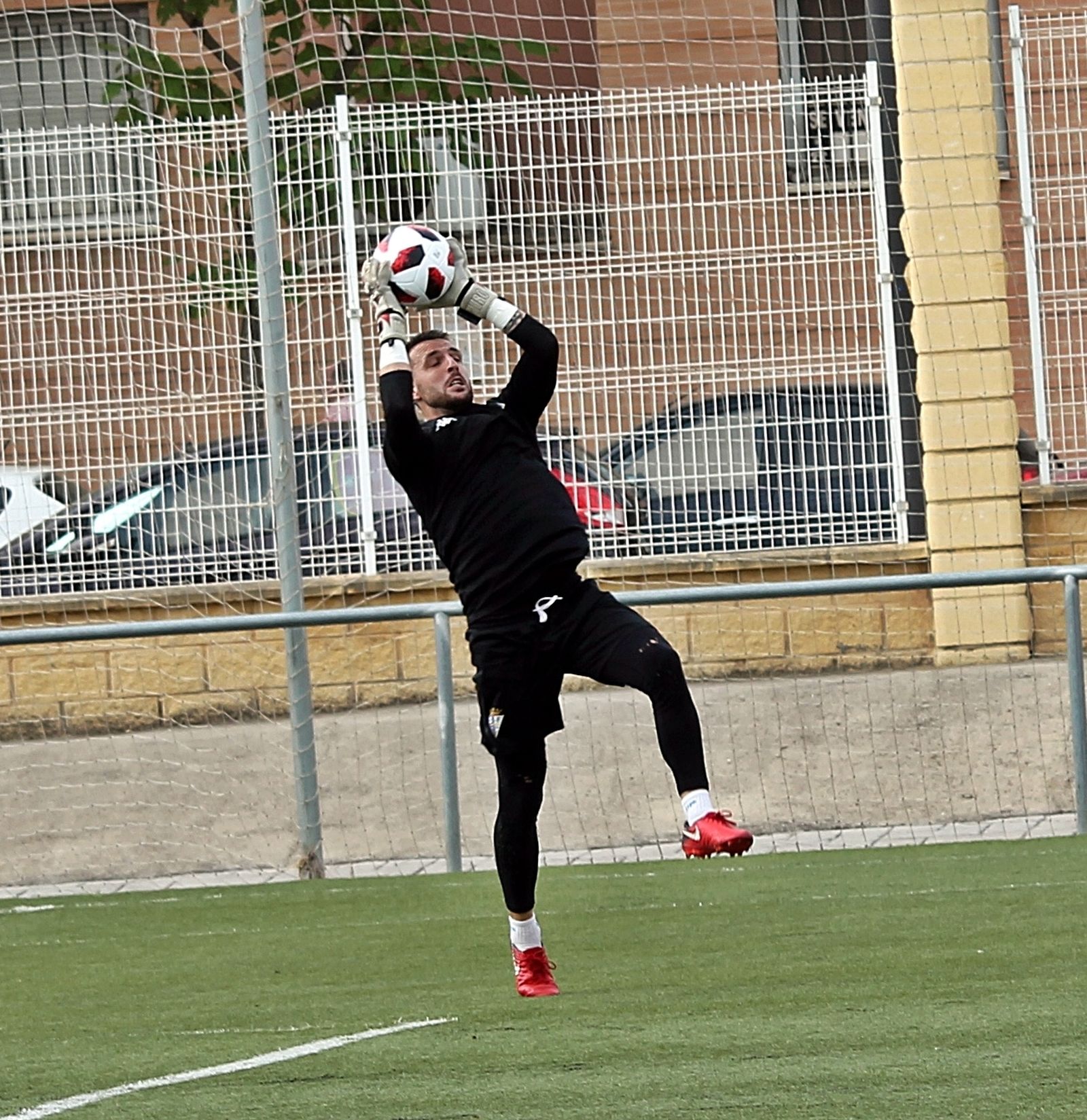 Rubén Gálvez atrapa el esférico durante una sesión de entrenamiento.