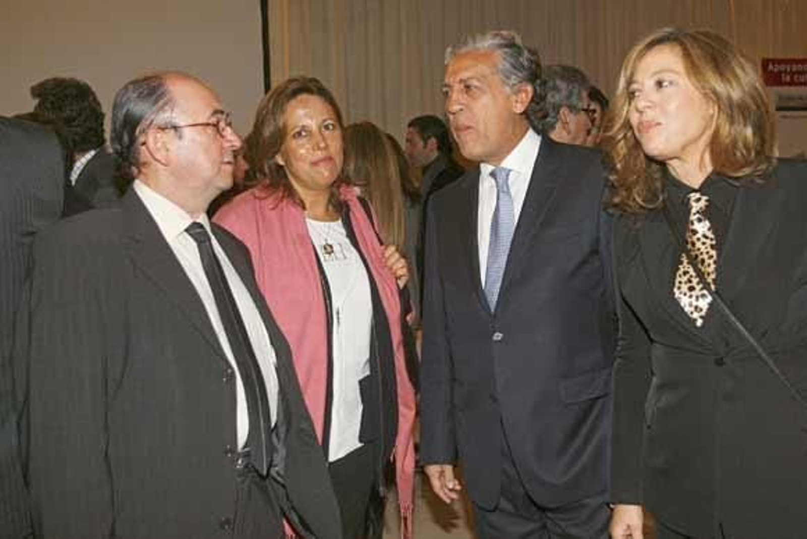 El diputado nacional, Rafael Román; Mazuca Fernández de Liencres; el secretario de Estado para la Unión Europea, Diego López Garrido; y la diseñadora Tere Torres mantienen una animada conversación.

Foto: Joaquin Pino/Julio Gonzalez