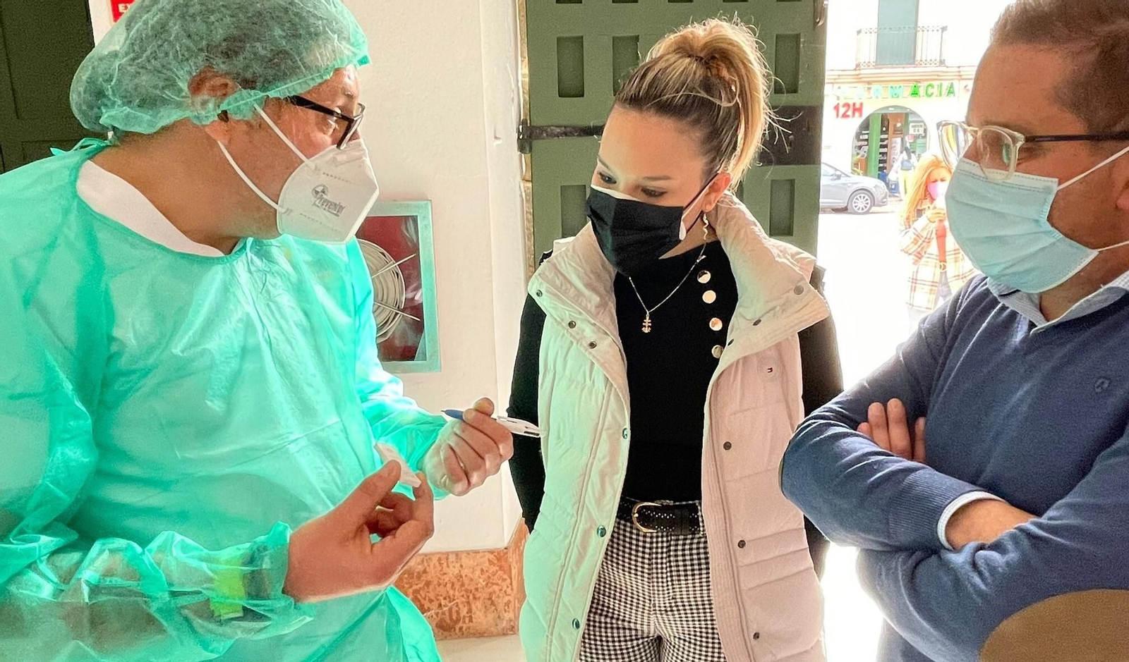 La concejal Sara Lobato conversa con un sanitario.