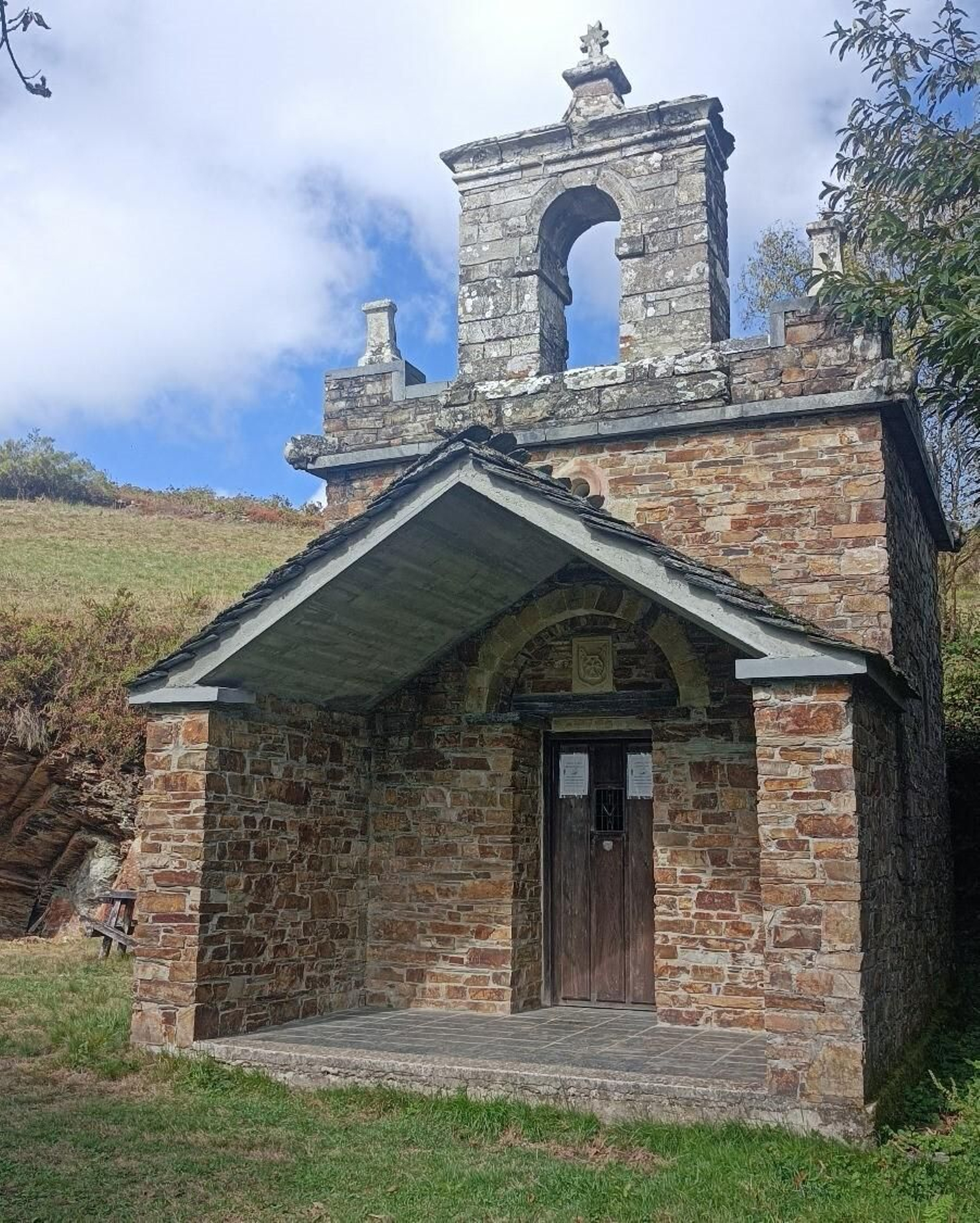 Capilla de Santa Bárbara, en el camino hacia Paradanova