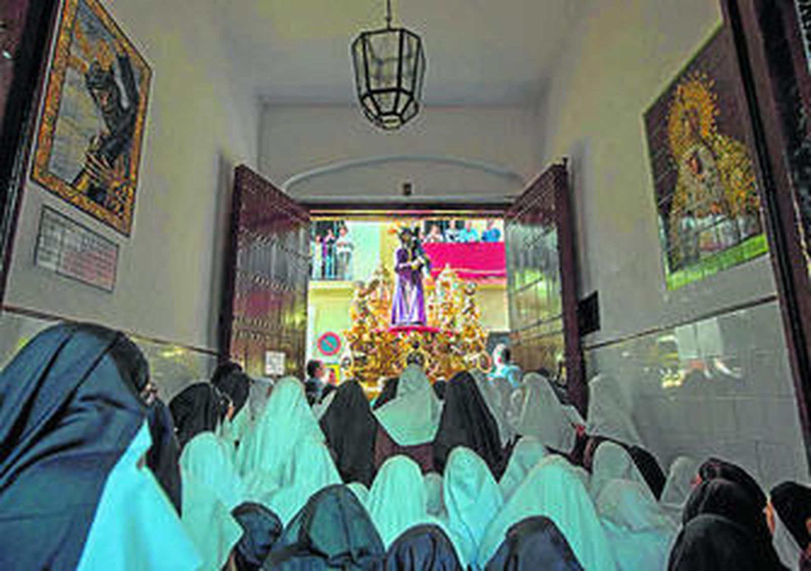 El Gran Poder y las hermanas de la Cruz. Dos símbolos de Sevilla en un día histórico.