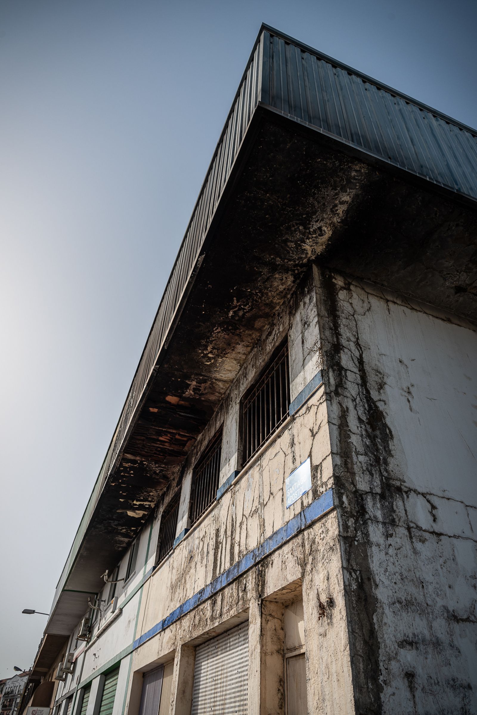 Cubierta afectada por las llamas en la calle Santiago Apóstol.