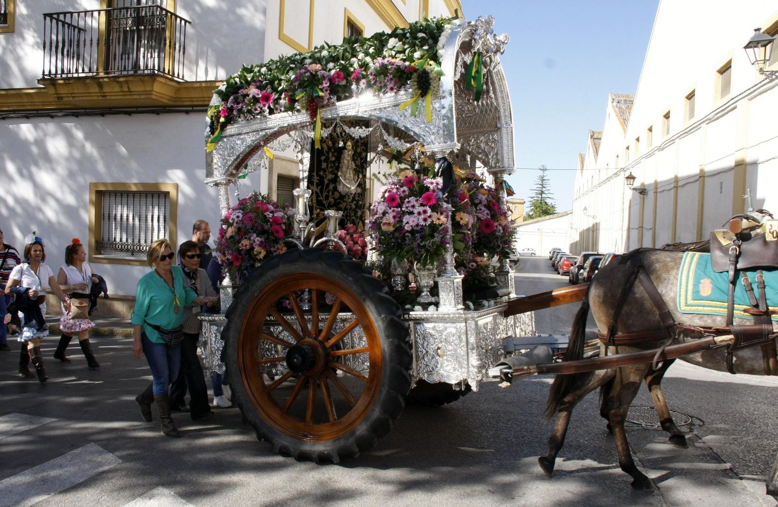 El simpecado de la hermandad, a su paso por la calle Durango.