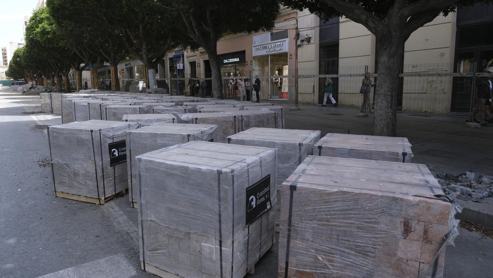 Las obras de peatonalización del Paseo de Almería entran en el turno de noche, en imágenes