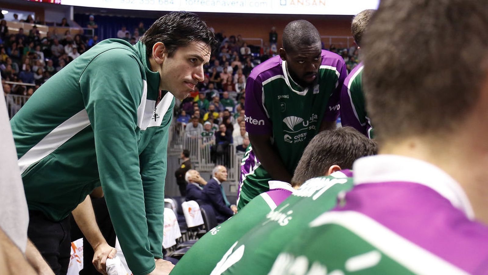 Suárez, resignado tras el banquillo durante un tiempo muerto ante el Baskonia