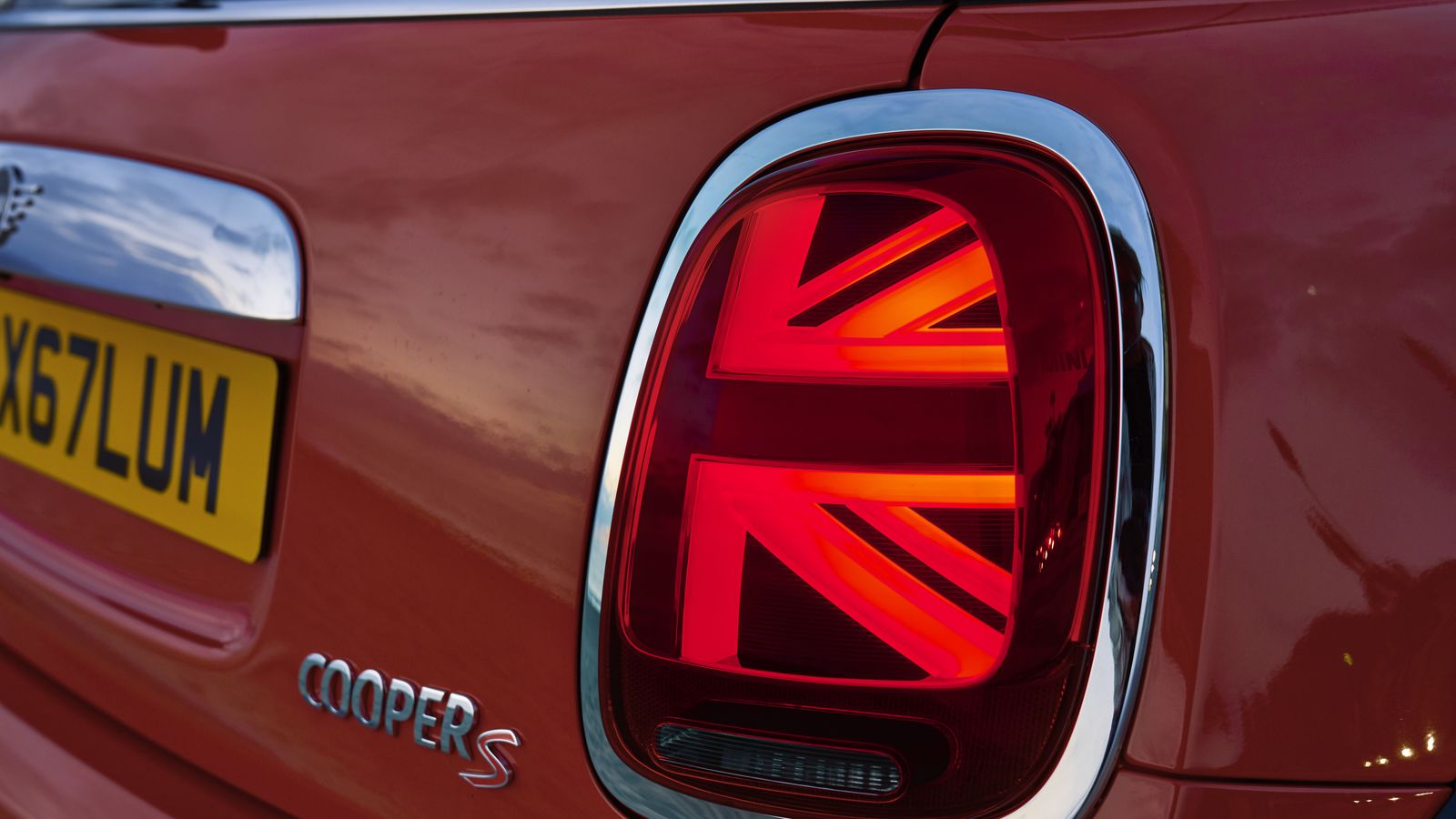 En los faros traseros se proyecta la bandera inglesa.