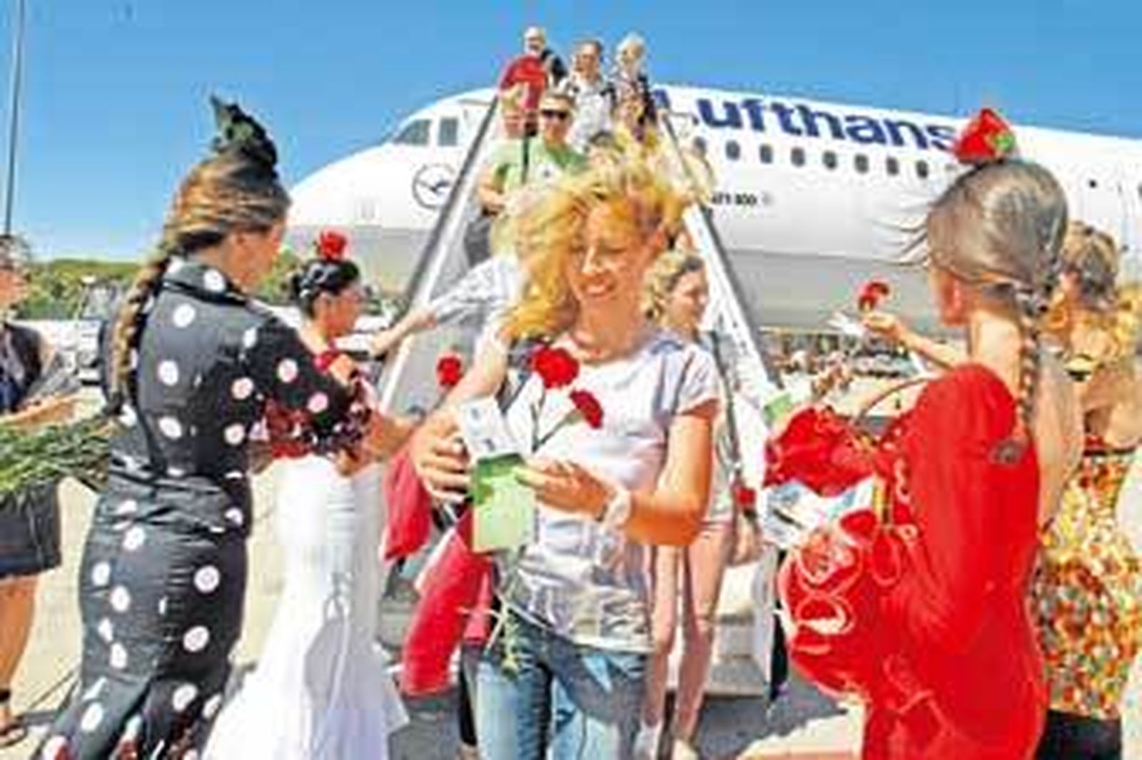 Pasajeros de Lufthansa desembarcan en Jerez tras bajar de un avión procedente de Alemania al comienzo de la temporada alta. /Vanesa Lobo