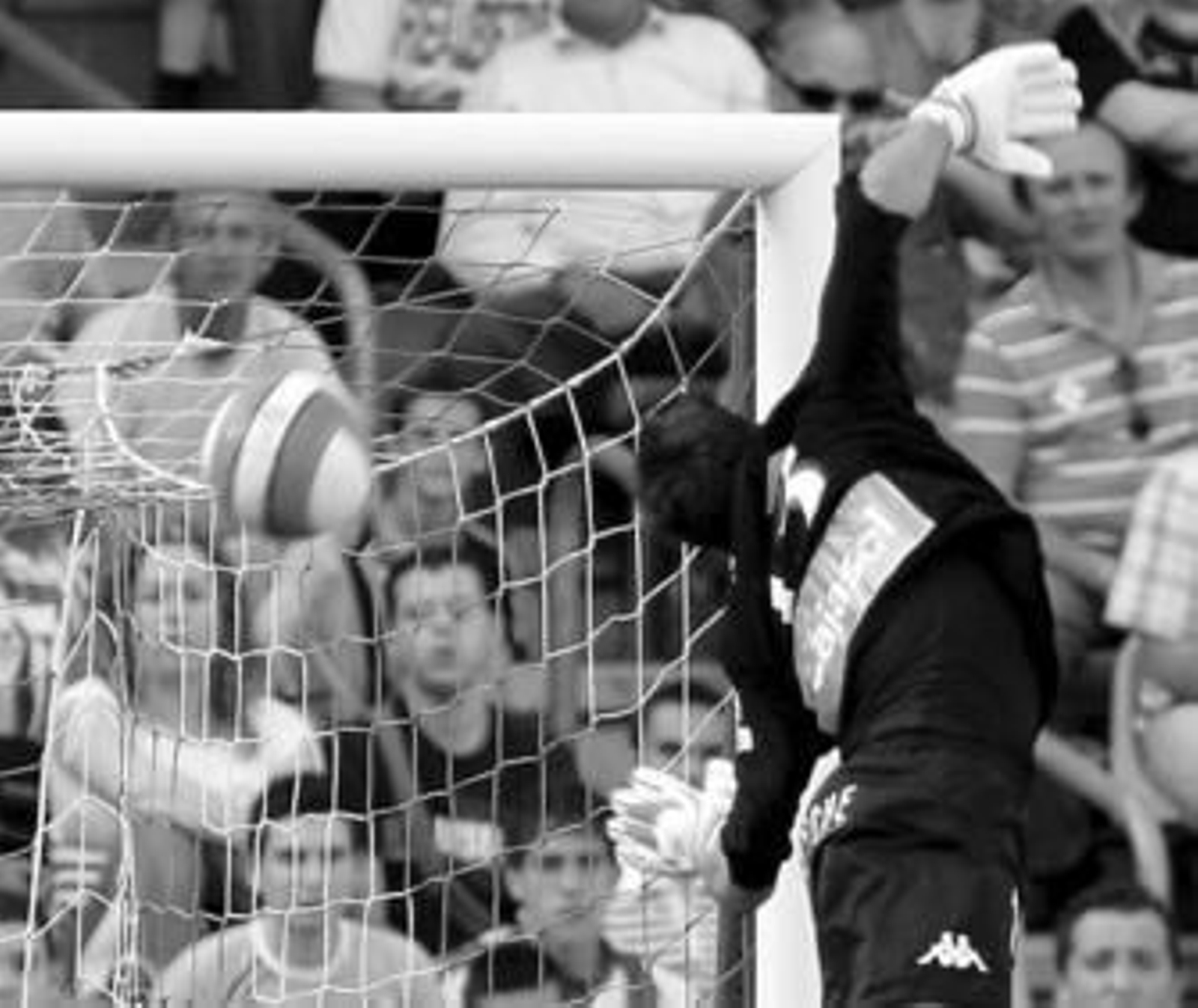 Casto no pudo evitar que el lanzamiento lejano de Senna se metiera en su portería.