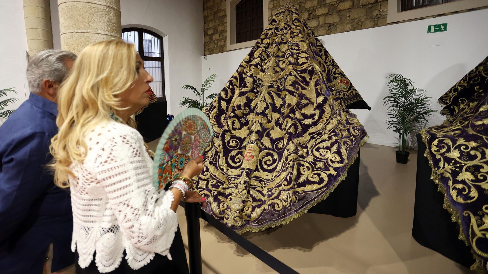 Inauguración de la exposición de mantos de vírgenes dentro de los actos de la Magna Mariana