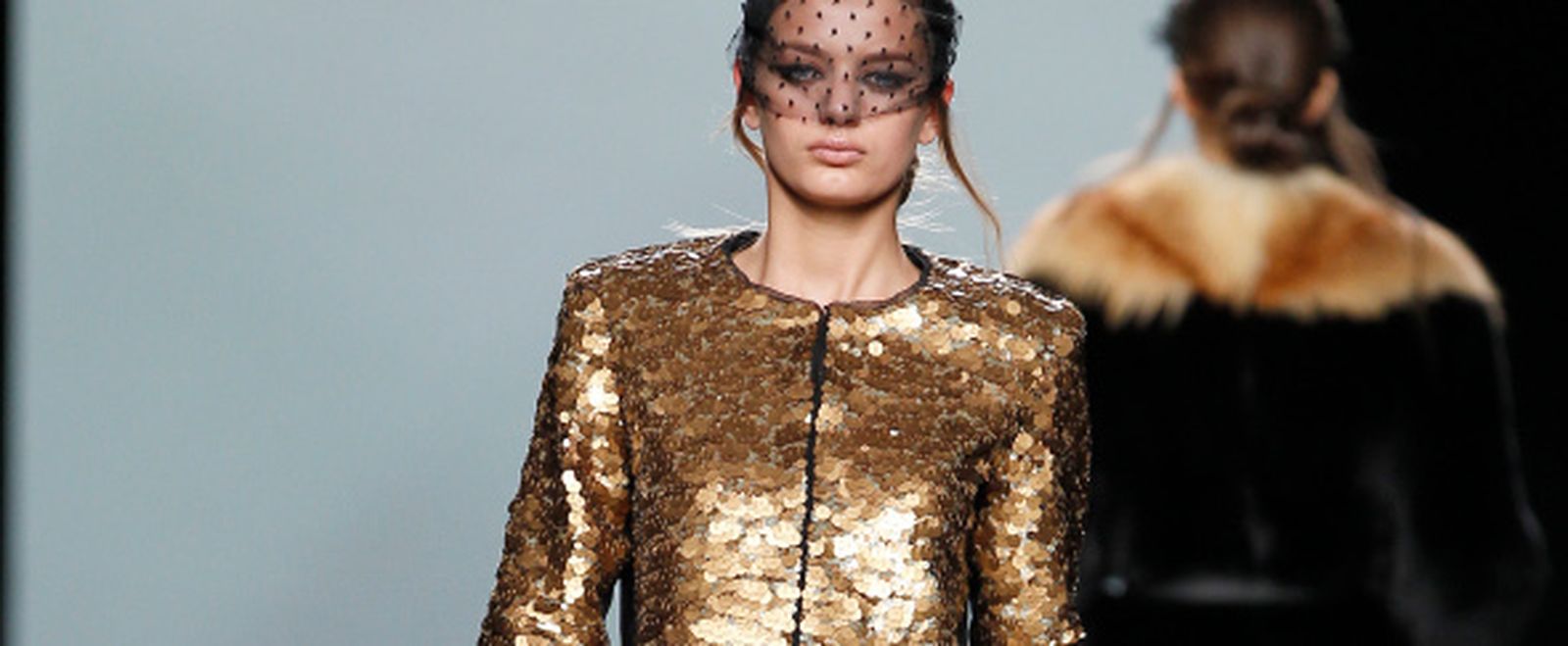 Un 'total look' de paillettes es una forma de marcar la diferencia en la última noche del año./ Frazer Harrison.