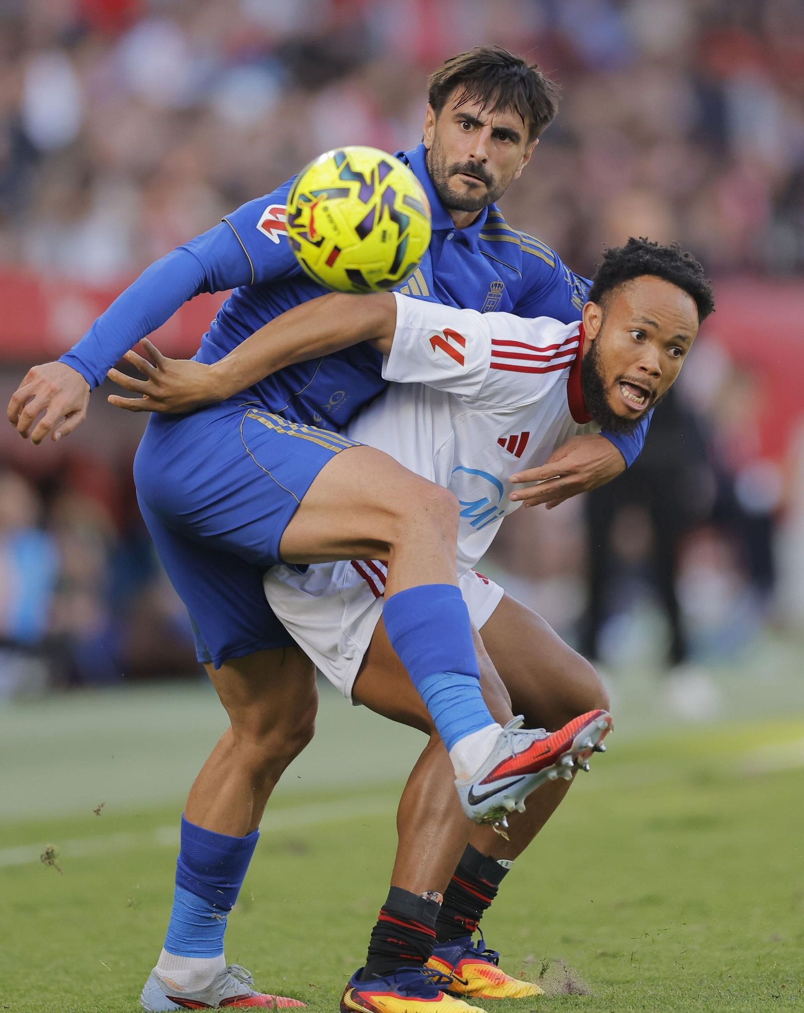 David Costas marca a Ejuke en el Sevilla-Oviedo.