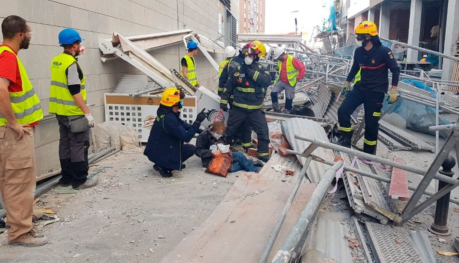 El andamio caído con varios trabajadores en Málaga, en fotos