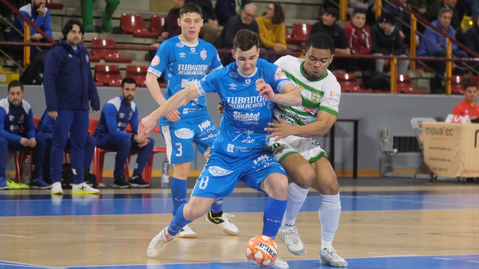 Muhammad pelea un balón con Hozjan.