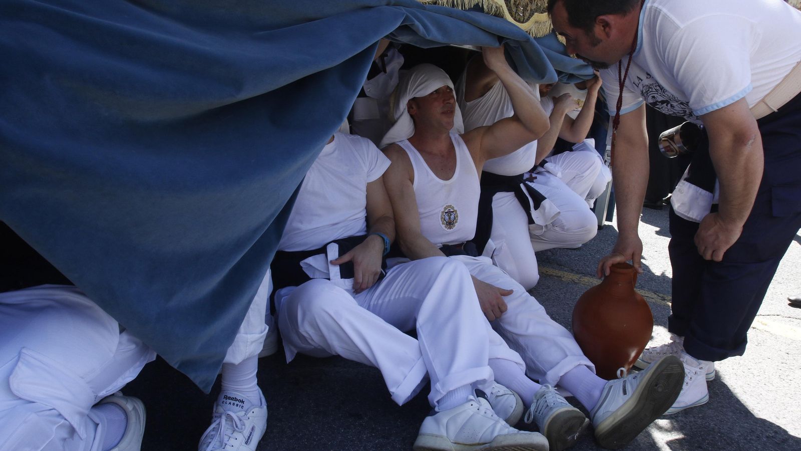 Un descanso de los costaleros.