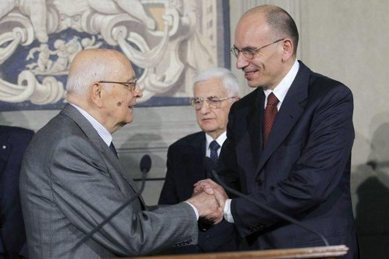 El líder que tuvo que capear a la derecha e izquierda italianas