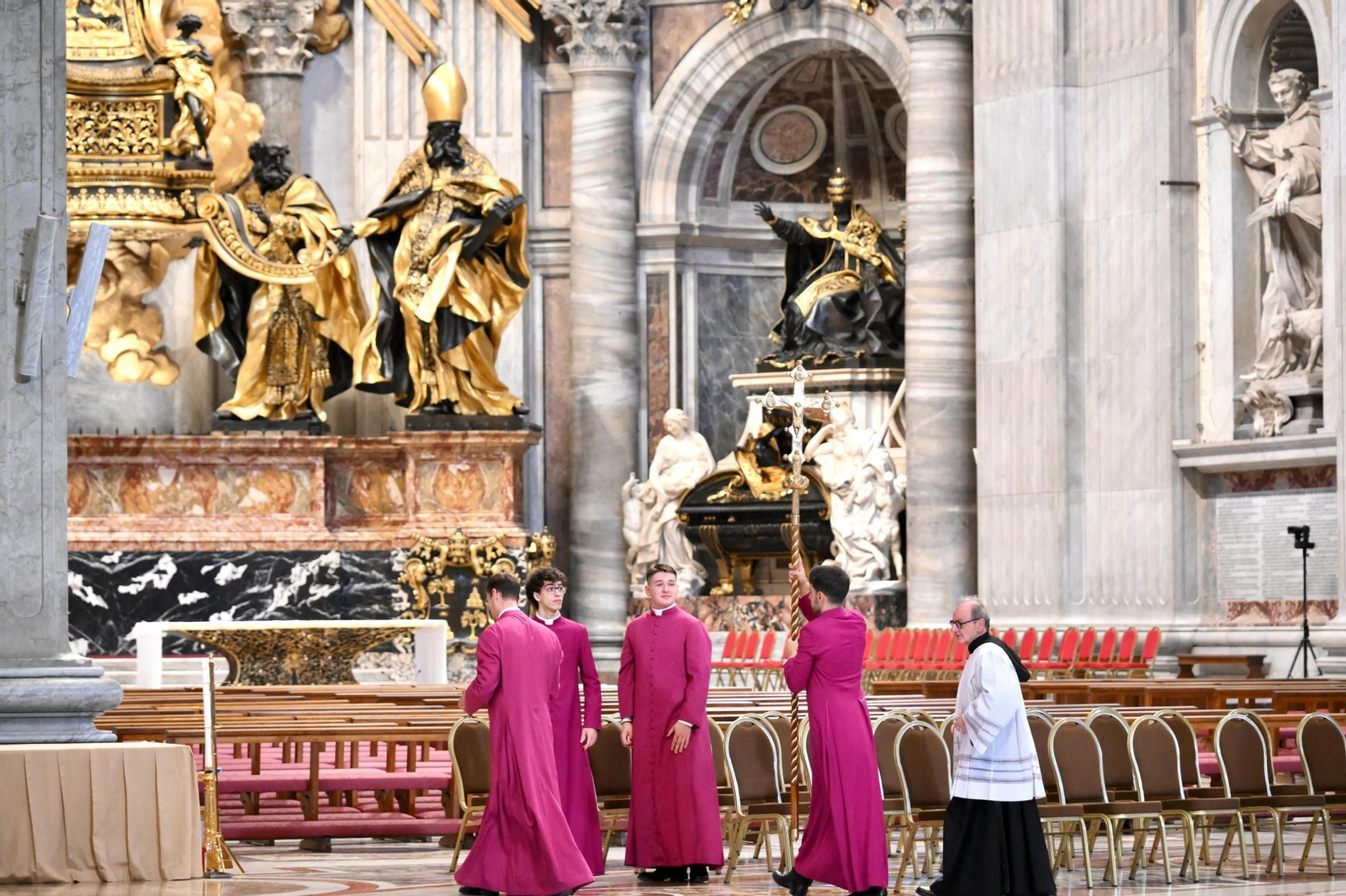 Las imágenes del traslado del féretro del papa Francisco a la Basílica de San Pedro en el Vaticano