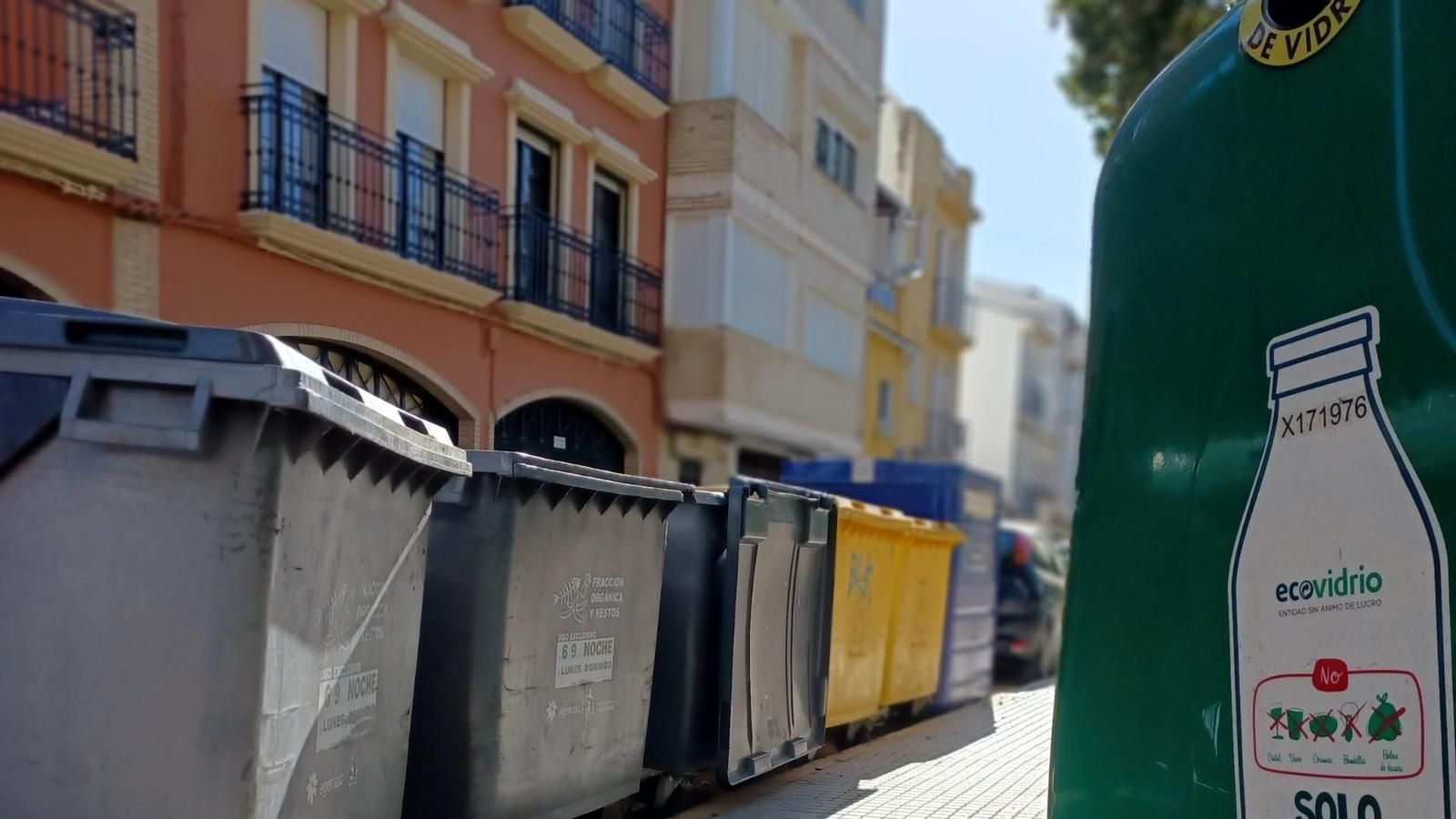 Contenedores en una calle de Puente Genil.