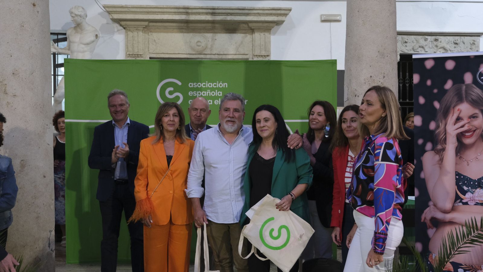 Imágenes del desfile benéfico contra el cáncer, en la Escuela de Artes de Almería