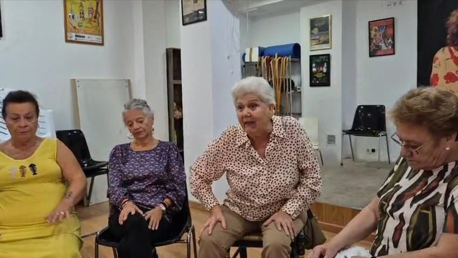 Las actrices de la obra del barrio de Santa María de Cádiz dan muestra de su compás y cuentan su sentir del tiempo pasado.