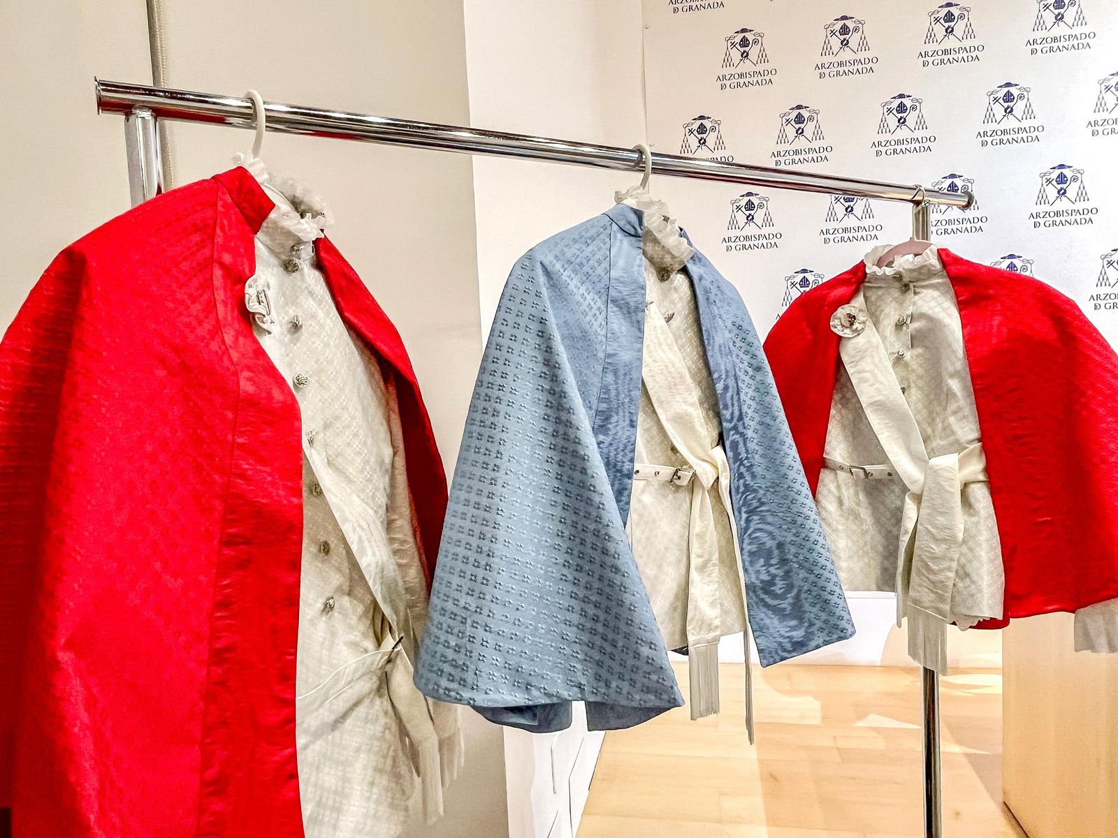 Galería: así son los trajes de los nuevos seises de la Catedral de Granada