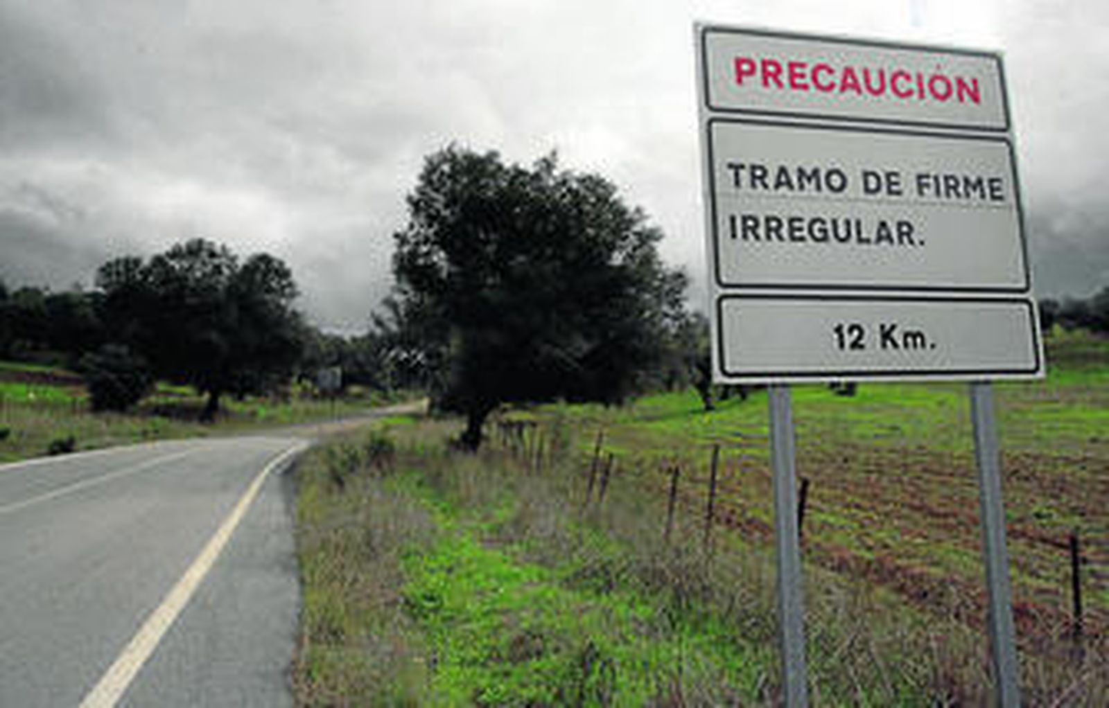 Señal que indica el mal estado del tramo de doce kilómetros de la HU-9103.