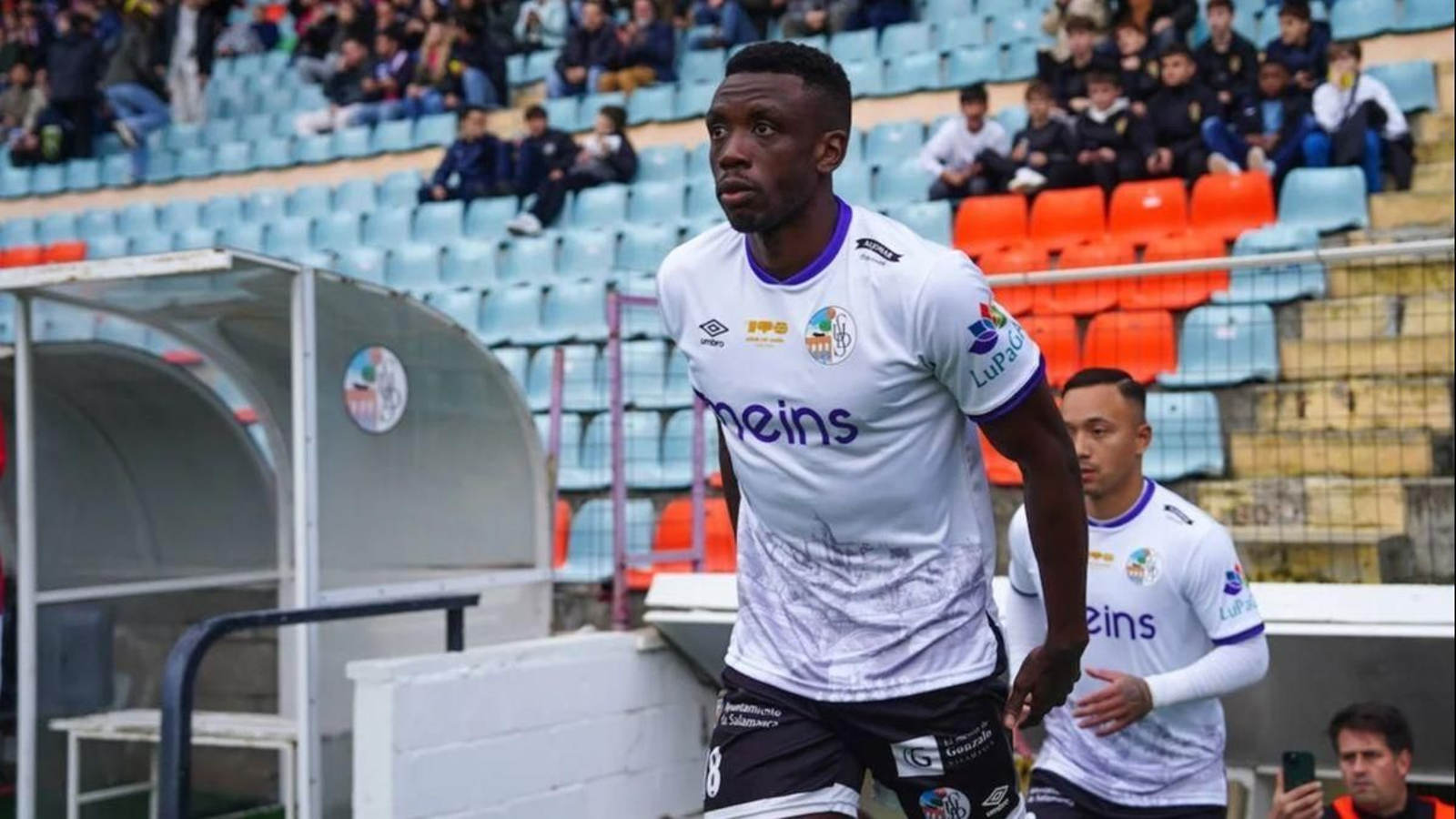 El delantero Emaná, que jugó la pasada temporada en el Salamanca, negocia firmar por el Xerez DFC. El delantero Emaná, que jugó la pasada temporada en el Salamanca, negocia firmar por el Xerez DFC.