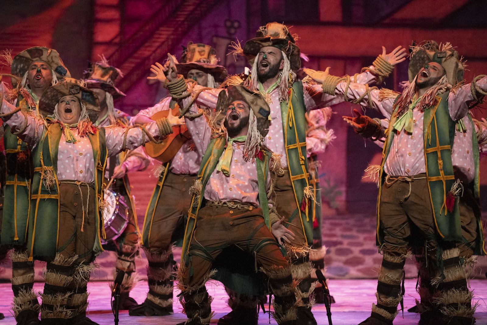 Imágenes de la actuación de la comparsa de Punta Umbría 'Los desataos' en el Carnaval Colombino