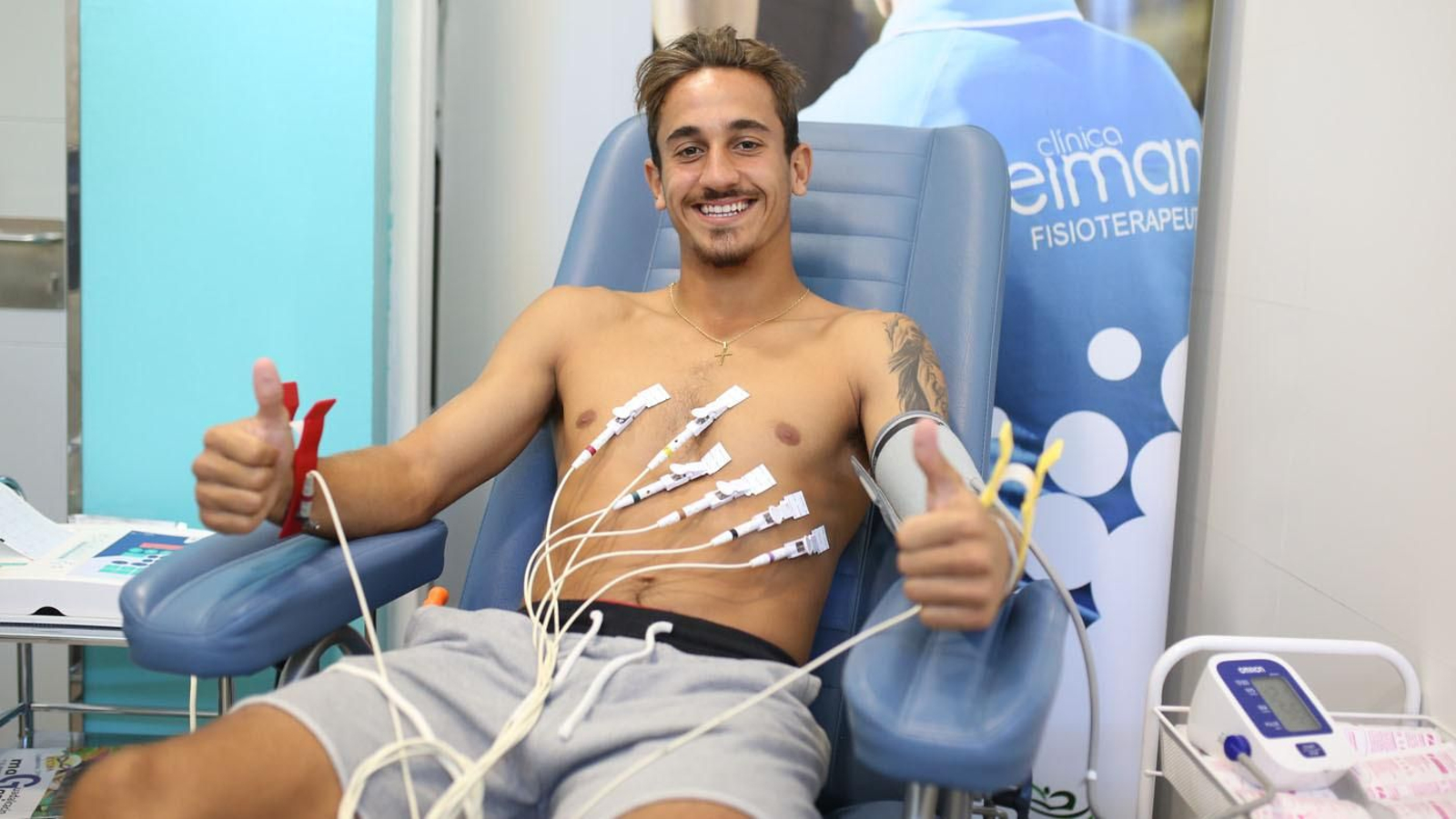 El lateral Alain posa sonriente en un momento del reconocimiento.