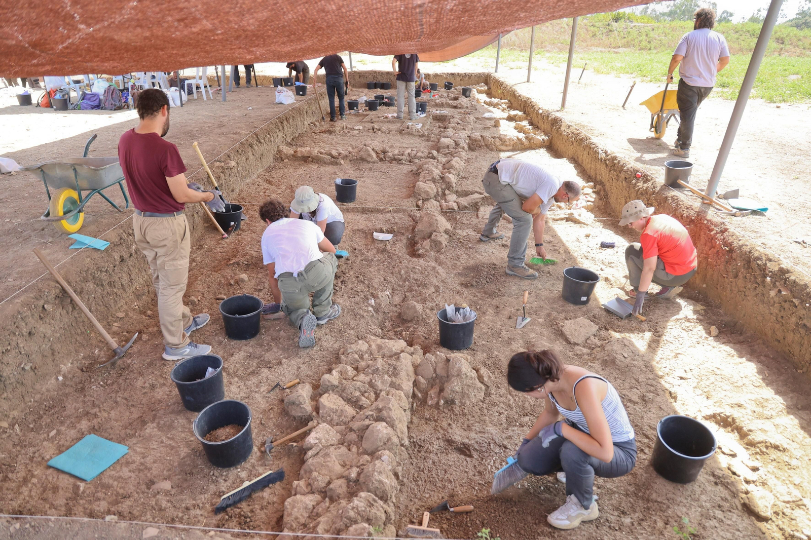 Investigadores excavan el yacimiento de Cerro del Villar. Investigadores excavan el yacimiento de Cerro del Villar.