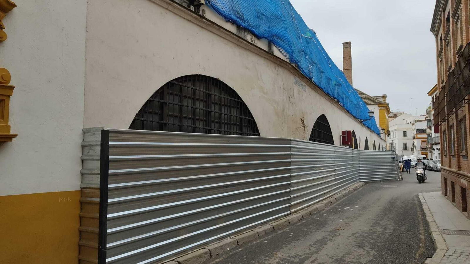 Vallas instaladas al inicio de la calle Dos de Mayo.