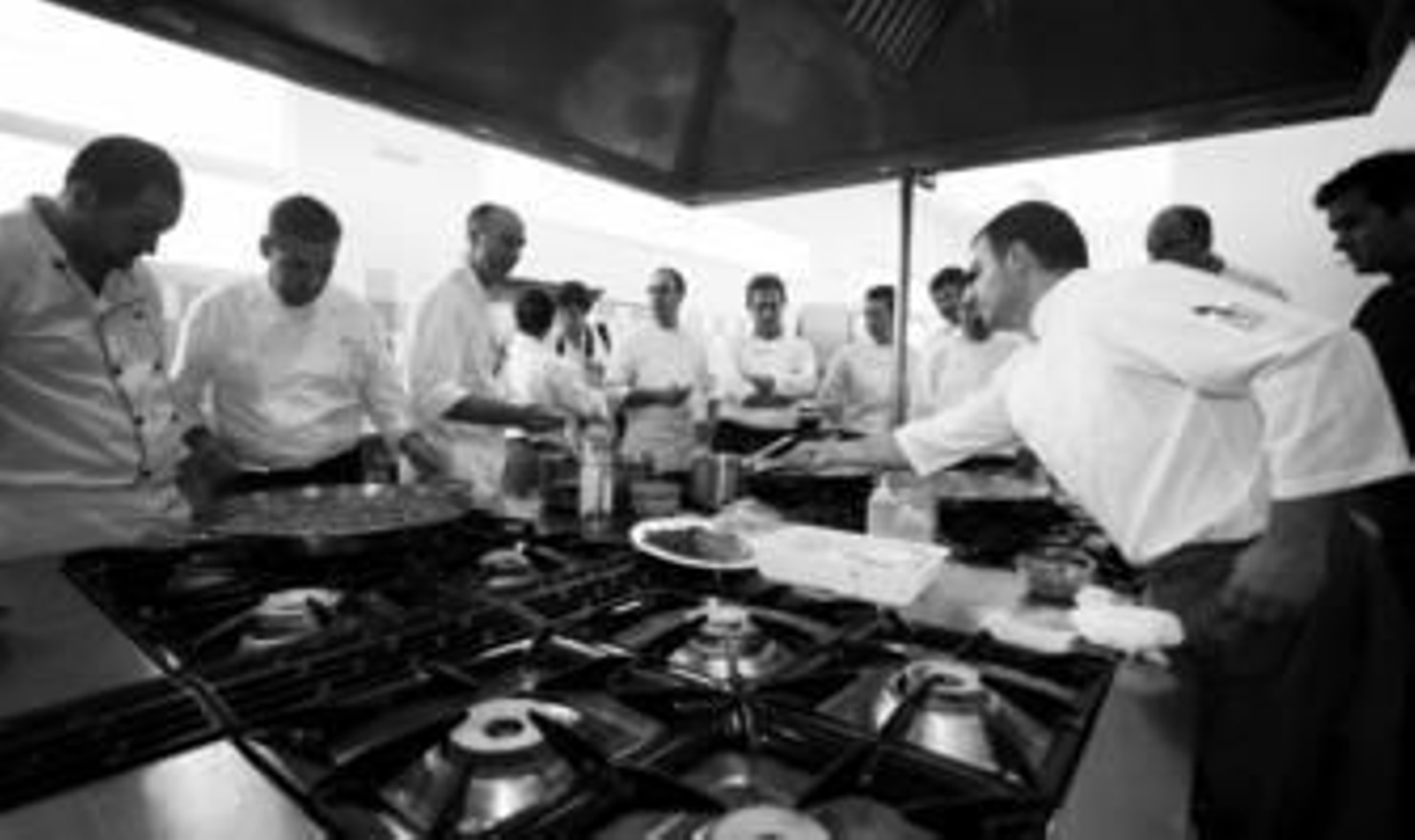 Un grupo de cocineros prepara varios guisos, en imagen de archivo.