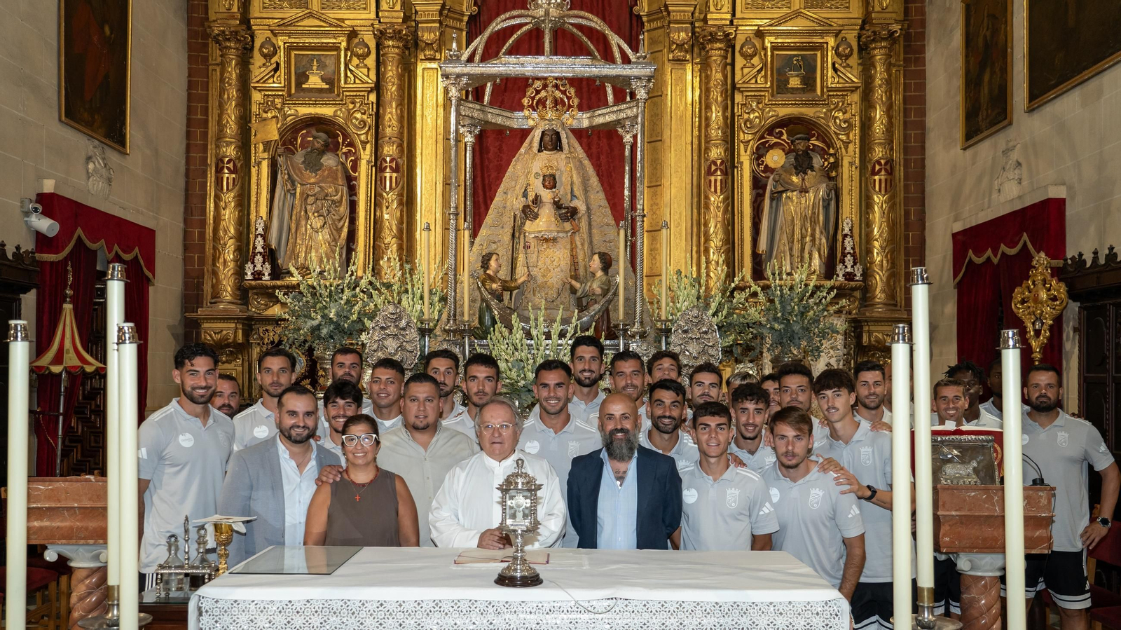 El Xerez CD ha realizado la ofrenda a la Patrona de Jerez.