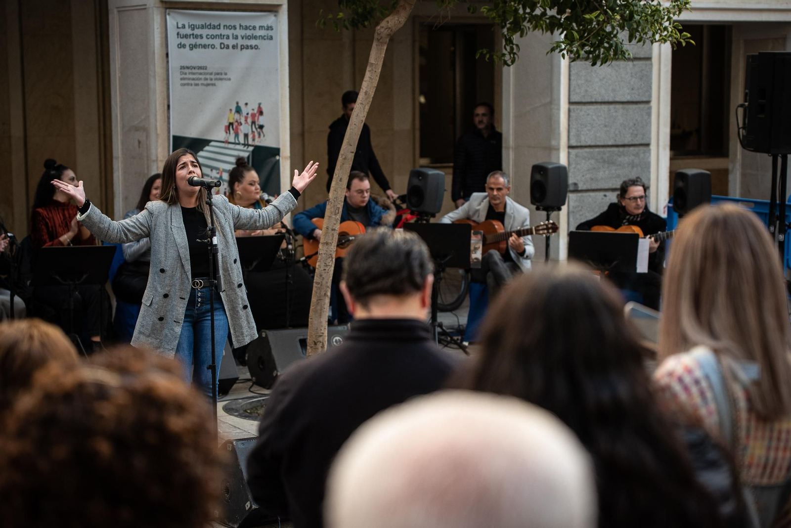 Imágenes de la Zambombá " Sones de Navidad" en la puerta de la Diputación