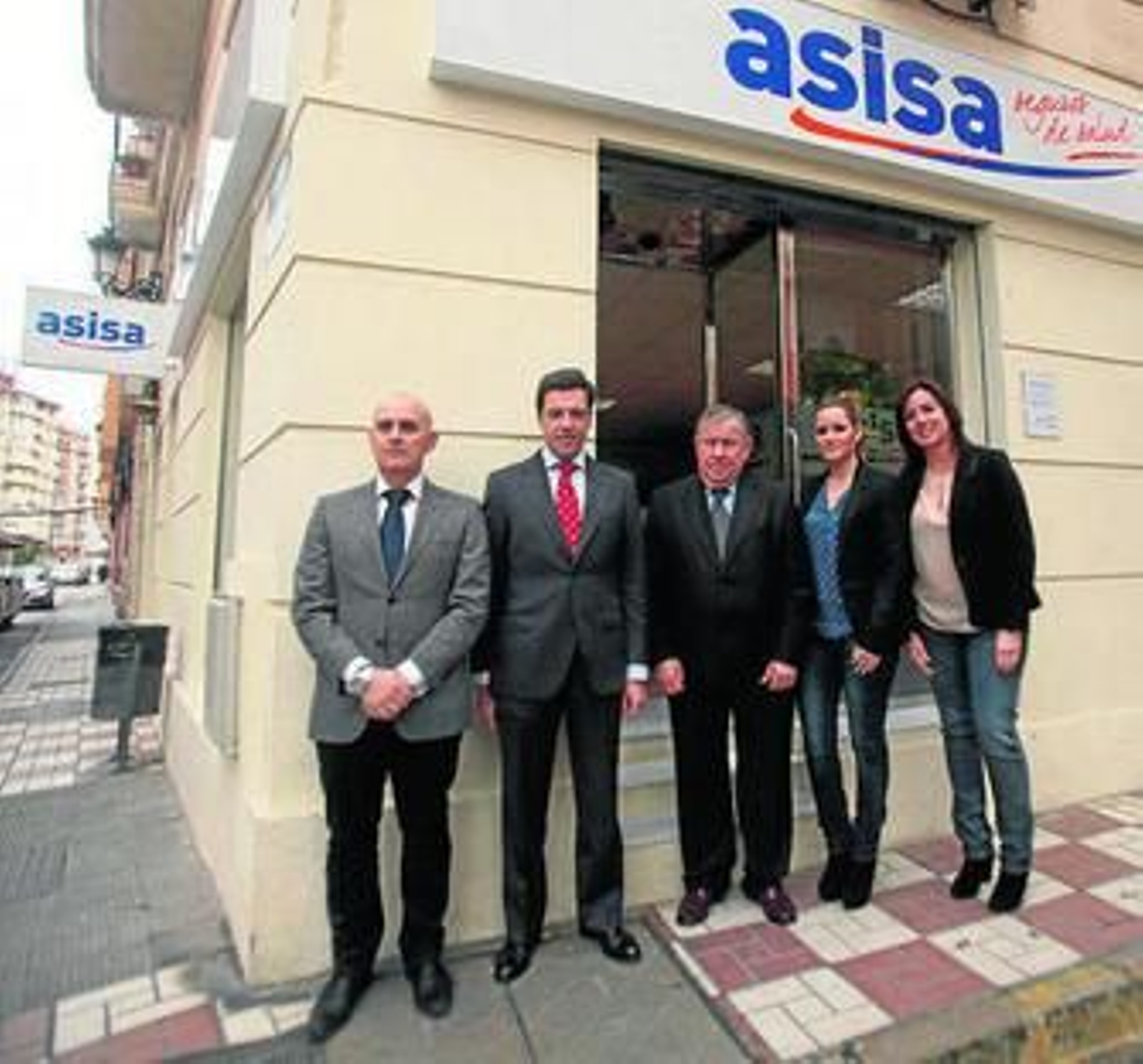 Un instante de la inauguración de la oficina de Asisa en La Línea.
