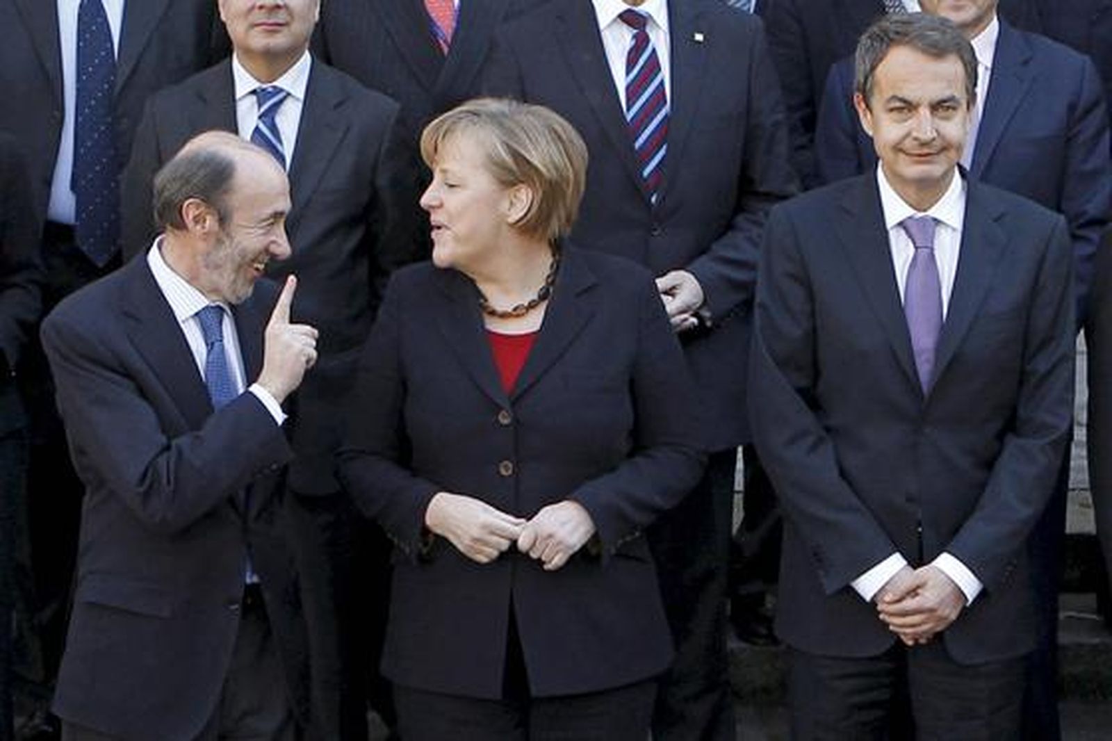 El vicepresidente primero, ministro del Interior y portavoz del Gobierno, Alfredo Pérez Rubalcaba, dialoga con Merkel.

Foto: Efe