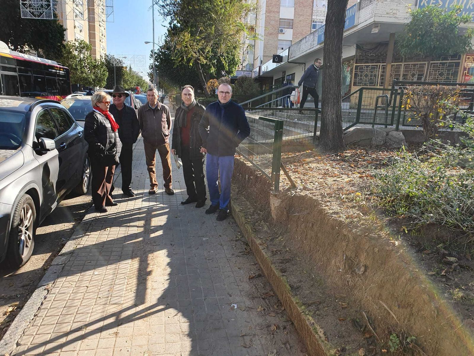 El edil del PP Jesús Gómez con vecinos de Rochelambert.