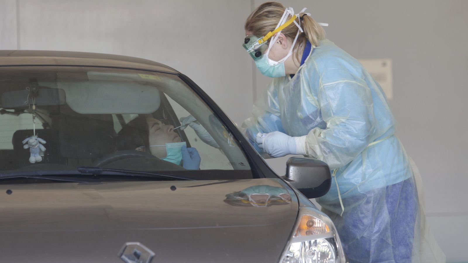 Una sanitaria realiza una prueba de diagnóstico en el autocovid del Castilla del Pino. Una sanitaria realiza una prueba de diagnóstico en el autocovid del Castilla del Pino.