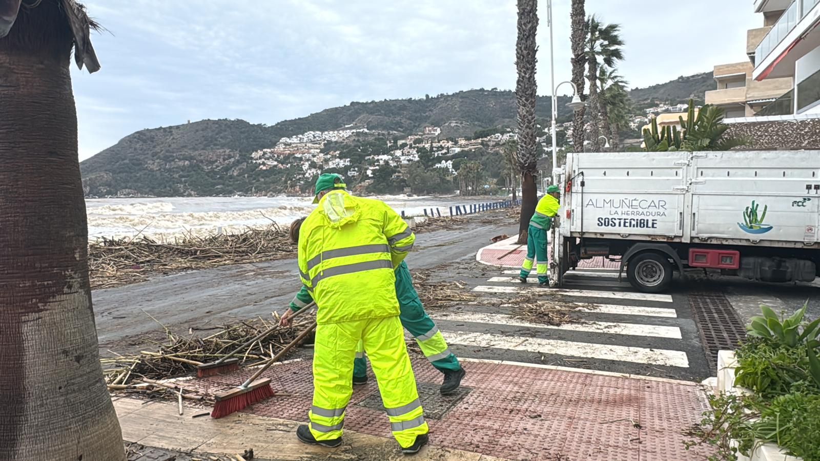 Las cañaveras, arena y piedras se hacen con parte del paseo marítimo de La Herradura