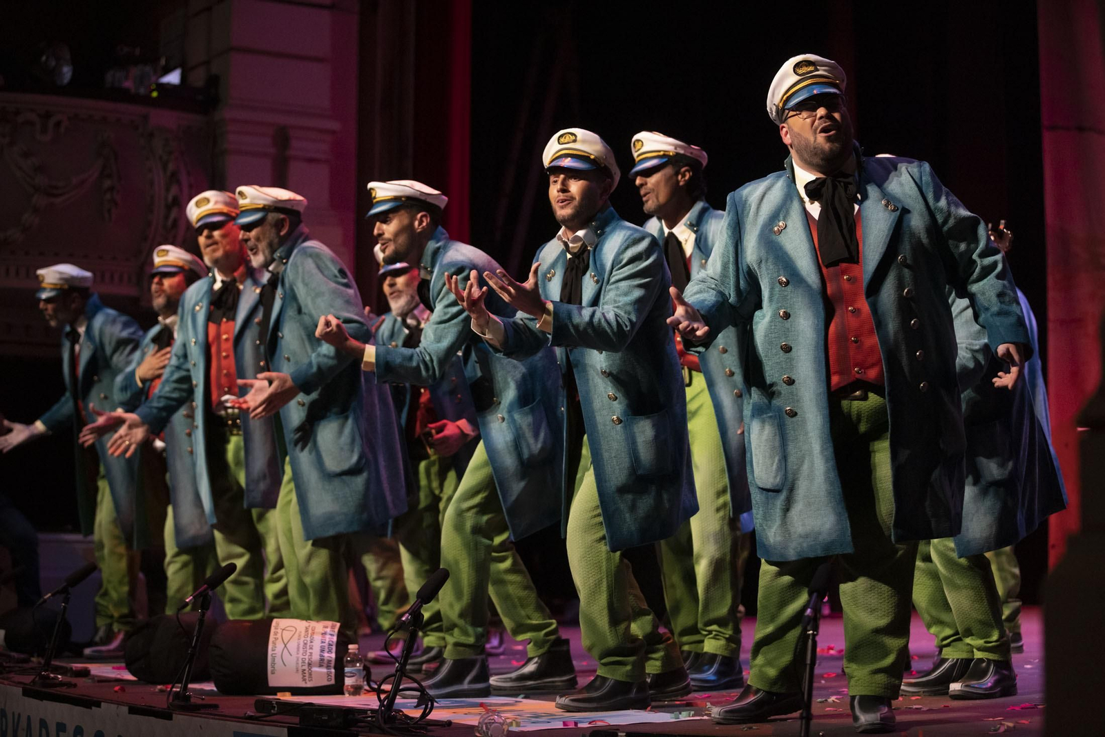 Imágenes de la actuación de la comparsa de Punta Umbría 'El último romántico' en el Carnaval Colombino